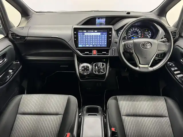 トヨタ ヴォクシー ハイブリッド ZS 煌Ⅱ 三重県 2020(令2)年 4.1万km イナズマスパーキングブラックガラスフレーク ハイブリッド/FF/インパネCVT/純正 10インチナビ NSZN-Z68T/（AM/FM/CD/DVD/SD/SDREC/TV/Bluetooth）/バックカメラ/両側パワースライドドア/ドライブレコーダー 全方位/ビルトイン ETC2.0/モデリスタ シグネチャーイルミブレード（LED）/Toyota Safety Sense/・プリクラッシュセーフティ［PCS］/・レーンディパーチャーアラート［LDA］/・オートハイビーム［AHB］/・クリアランスソナー/・パーキングサポートブレーキ［PKSB］（静止物）/・先行車発進告知機能/装備/・【OP】寒冷地仕様（ウインドシールドデアイサー/高濃度LLC/フロントドアガラス＆ドアミラー撥水加工/PTCヒーターなど）/・快適温熱シート（D/N）/・クルーズコントロール/・左右・後席独立オートエアコン/・オートライト/・LED ヘッドランプ＋フロントフォグランプ/・プッシュスタート/・充電用USBジャックx2/・ステアリングスイッチ/・社外15inAW/・保/取/後席モニター取