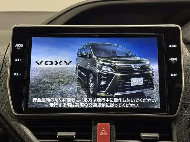 トヨタ ヴォクシー ハイブリッド ZS 煌Ⅱ 三重県 2020(令2)年 4.1万km イナズマスパーキングブラックガラスフレーク ハイブリッド/FF/インパネCVT/純正 10インチナビ NSZN-Z68T/（AM/FM/CD/DVD/SD/SDREC/TV/Bluetooth）/バックカメラ/両側パワースライドドア/ドライブレコーダー 全方位/ビルトイン ETC2.0/モデリスタ シグネチャーイルミブレード（LED）/Toyota Safety Sense/・プリクラッシュセーフティ［PCS］/・レーンディパーチャーアラート［LDA］/・オートハイビーム［AHB］/・クリアランスソナー/・パーキングサポートブレーキ［PKSB］（静止物）/・先行車発進告知機能/装備/・【OP】寒冷地仕様（ウインドシールドデアイサー/高濃度LLC/フロントドアガラス＆ドアミラー撥水加工/PTCヒーターなど）/・快適温熱シート（D/N）/・クルーズコントロール/・左右・後席独立オートエアコン/・オートライト/・LED ヘッドランプ＋フロントフォグランプ/・プッシュスタート/・充電用USBジャックx2/・ステアリングスイッチ/・社外15inAW/・保/取/後席モニター取