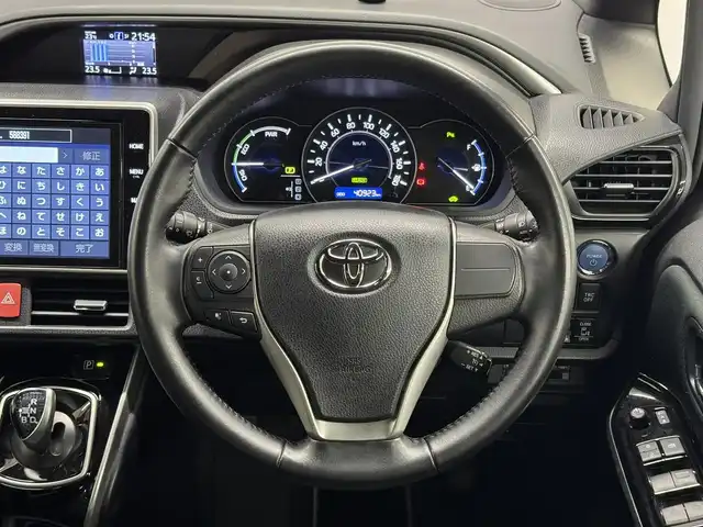 トヨタ ヴォクシー ハイブリッド ZS 煌Ⅱ 三重県 2020(令2)年 4.1万km イナズマスパーキングブラックガラスフレーク ハイブリッド/FF/インパネCVT/純正 10インチナビ NSZN-Z68T/（AM/FM/CD/DVD/SD/SDREC/TV/Bluetooth）/バックカメラ/両側パワースライドドア/ドライブレコーダー 全方位/ビルトイン ETC2.0/モデリスタ シグネチャーイルミブレード（LED）/Toyota Safety Sense/・プリクラッシュセーフティ［PCS］/・レーンディパーチャーアラート［LDA］/・オートハイビーム［AHB］/・クリアランスソナー/・パーキングサポートブレーキ［PKSB］（静止物）/・先行車発進告知機能/装備/・【OP】寒冷地仕様（ウインドシールドデアイサー/高濃度LLC/フロントドアガラス＆ドアミラー撥水加工/PTCヒーターなど）/・快適温熱シート（D/N）/・クルーズコントロール/・左右・後席独立オートエアコン/・オートライト/・LED ヘッドランプ＋フロントフォグランプ/・プッシュスタート/・充電用USBジャックx2/・ステアリングスイッチ/・社外15inAW/・保/取/後席モニター取