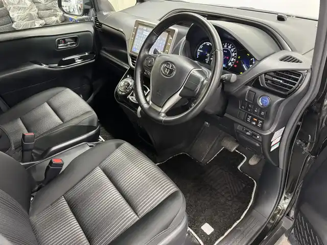 トヨタ ヴォクシー ハイブリッド ZS 煌Ⅱ 三重県 2020(令2)年 4.1万km イナズマスパーキングブラックガラスフレーク ハイブリッド/FF/インパネCVT/純正 10インチナビ NSZN-Z68T/（AM/FM/CD/DVD/SD/SDREC/TV/Bluetooth）/バックカメラ/両側パワースライドドア/ドライブレコーダー 全方位/ビルトイン ETC2.0/モデリスタ シグネチャーイルミブレード（LED）/Toyota Safety Sense/・プリクラッシュセーフティ［PCS］/・レーンディパーチャーアラート［LDA］/・オートハイビーム［AHB］/・クリアランスソナー/・パーキングサポートブレーキ［PKSB］（静止物）/・先行車発進告知機能/装備/・【OP】寒冷地仕様（ウインドシールドデアイサー/高濃度LLC/フロントドアガラス＆ドアミラー撥水加工/PTCヒーターなど）/・快適温熱シート（D/N）/・クルーズコントロール/・左右・後席独立オートエアコン/・オートライト/・LED ヘッドランプ＋フロントフォグランプ/・プッシュスタート/・充電用USBジャックx2/・ステアリングスイッチ/・社外15inAW/・保/取/後席モニター取