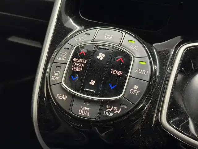 トヨタ ヴォクシー ハイブリッド ZS 煌Ⅱ 三重県 2020(令2)年 4.1万km イナズマスパーキングブラックガラスフレーク ハイブリッド/FF/インパネCVT/純正 10インチナビ NSZN-Z68T/（AM/FM/CD/DVD/SD/SDREC/TV/Bluetooth）/バックカメラ/両側パワースライドドア/ドライブレコーダー 全方位/ビルトイン ETC2.0/モデリスタ シグネチャーイルミブレード（LED）/Toyota Safety Sense/・プリクラッシュセーフティ［PCS］/・レーンディパーチャーアラート［LDA］/・オートハイビーム［AHB］/・クリアランスソナー/・パーキングサポートブレーキ［PKSB］（静止物）/・先行車発進告知機能/装備/・【OP】寒冷地仕様（ウインドシールドデアイサー/高濃度LLC/フロントドアガラス＆ドアミラー撥水加工/PTCヒーターなど）/・快適温熱シート（D/N）/・クルーズコントロール/・左右・後席独立オートエアコン/・オートライト/・LED ヘッドランプ＋フロントフォグランプ/・プッシュスタート/・充電用USBジャックx2/・ステアリングスイッチ/・社外15inAW/・保/取/後席モニター取