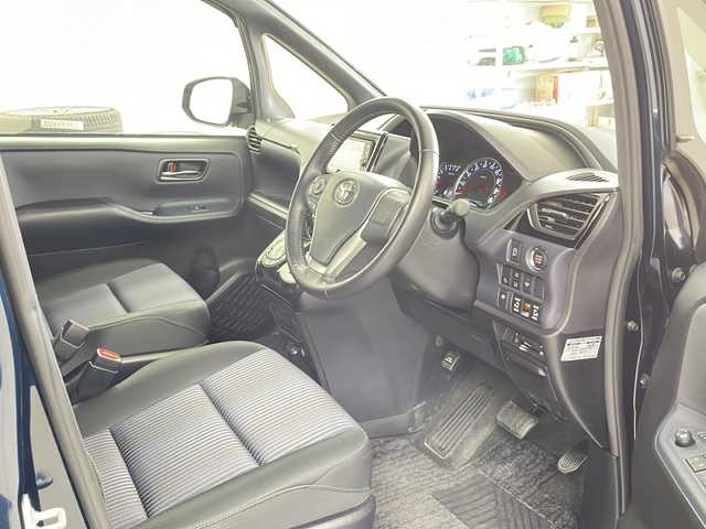 トヨタ ヴォクシー ZS 煌Ⅱ 道央・札幌 2016(平28)年 5.7万km ブラッキッシュアゲハガラスフレーク ・４ＷＤ/・純正ＳＤナビ/・フルセグＴＶ/・Ｂｌｕｅｔｏｏｔｈ/・ＣＤ／ＤＶＤ/・バックカメラ/・両側パワースライドドア/・ＥＴＣ/・ドライブレコーダー/・オートライト/・オートマチックハイビーム/・レーンアシスト/・純正16インチアルミホイール