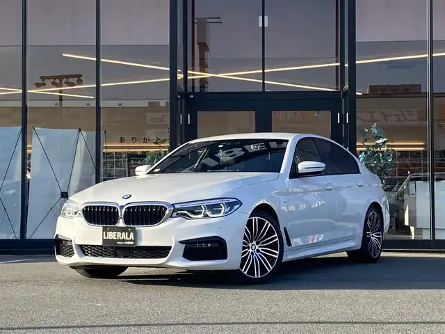 ＢＭＷ ５２３ｄ xDrive Mスピリット 福岡県 2019(令1)年 6.3万km 白 ・アクティブクルーズコントロール/・純正ＨＤＤナビ／ＵＳＢ／Ｂｌｕｅｔｏｏｔｈ／ＣＤ／ＤＶＤ/・全方位カメラ/・黒革シート／シートヒーター/・前後ドライブレコーダー/・フルセグ/・ＥＴＣ/・純正１９ＡＷ/・プッシュスタート/・パーキングアシスト/・アイドリングストップ/・スマートキー/・スペアキー/・パワーシート/・レーンキープアシスト/・オートライト/・LEDライト/・ヘッドアップディスプレイ/・保証書/・取扱説明書