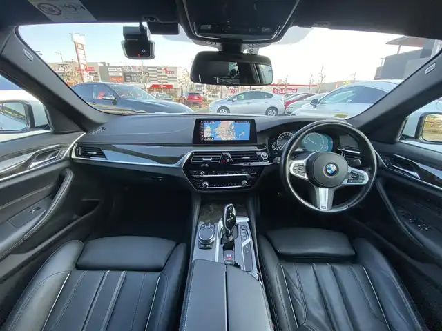 ＢＭＷ ５２３ｄ xDrive Mスピリット 福岡県 2019(令1)年 6.3万km 白 ・アクティブクルーズコントロール/・純正ＨＤＤナビ／ＵＳＢ／Ｂｌｕｅｔｏｏｔｈ／ＣＤ／ＤＶＤ/・全方位カメラ/・黒革シート／シートヒーター/・前後ドライブレコーダー/・フルセグ/・ＥＴＣ/・純正１９ＡＷ/・プッシュスタート/・パーキングアシスト/・アイドリングストップ/・スマートキー/・スペアキー/・パワーシート/・レーンキープアシスト/・オートライト/・LEDライト/・ヘッドアップディスプレイ/・保証書/・取扱説明書