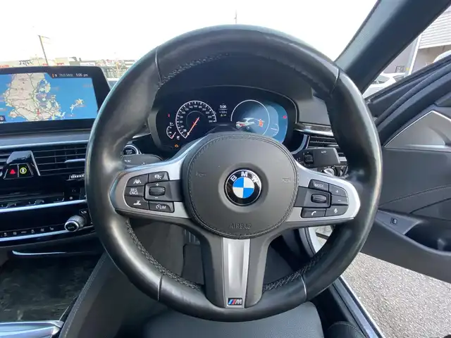 ＢＭＷ ５２３ｄ xDrive Mスピリット 福岡県 2019(令1)年 6.3万km 白 ・アクティブクルーズコントロール/・純正ＨＤＤナビ／ＵＳＢ／Ｂｌｕｅｔｏｏｔｈ／ＣＤ／ＤＶＤ/・全方位カメラ/・黒革シート／シートヒーター/・前後ドライブレコーダー/・フルセグ/・ＥＴＣ/・純正１９ＡＷ/・プッシュスタート/・パーキングアシスト/・アイドリングストップ/・スマートキー/・スペアキー/・パワーシート/・レーンキープアシスト/・オートライト/・LEDライト/・ヘッドアップディスプレイ/・保証書/・取扱説明書