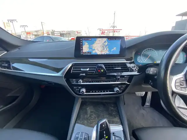 ＢＭＷ ５２３ｄ xDrive Mスピリット 福岡県 2019(令1)年 6.3万km 白 ・アクティブクルーズコントロール/・純正ＨＤＤナビ／ＵＳＢ／Ｂｌｕｅｔｏｏｔｈ／ＣＤ／ＤＶＤ/・全方位カメラ/・黒革シート／シートヒーター/・前後ドライブレコーダー/・フルセグ/・ＥＴＣ/・純正１９ＡＷ/・プッシュスタート/・パーキングアシスト/・アイドリングストップ/・スマートキー/・スペアキー/・パワーシート/・レーンキープアシスト/・オートライト/・LEDライト/・ヘッドアップディスプレイ/・保証書/・取扱説明書