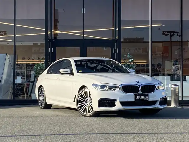 ＢＭＷ ５２３ｄ xDrive Mスピリット 福岡県 2019(令1)年 6.3万km 白 ・アクティブクルーズコントロール/・純正ＨＤＤナビ／ＵＳＢ／Ｂｌｕｅｔｏｏｔｈ／ＣＤ／ＤＶＤ/・全方位カメラ/・黒革シート／シートヒーター/・前後ドライブレコーダー/・フルセグ/・ＥＴＣ/・純正１９ＡＷ/・プッシュスタート/・パーキングアシスト/・アイドリングストップ/・スマートキー/・スペアキー/・パワーシート/・レーンキープアシスト/・オートライト/・LEDライト/・ヘッドアップディスプレイ/・保証書/・取扱説明書