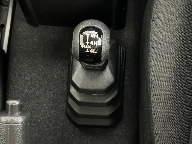 スズキ ジムニー XL 道央・札幌 2022(令4)年 2万km シフォンアイボリーM ・４WD/・寒冷地仕様/・純正SDナビ/・CD/DVD/SD/BT/・フルセグTV/・コーナーセンサー/・横滑り防止装置/・アイドリングストップ/・D+N席シートヒーター/・ハロゲンヘッドライト/・オートライト/・純正フロアマット/・プッシュスタート/・スマートキー/・スペアキー/・保証書
