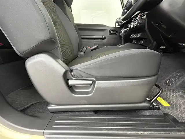 スズキ ジムニー XL 道央・札幌 2022(令4)年 2万km シフォンアイボリーM ・４WD/・寒冷地仕様/・純正SDナビ/・CD/DVD/SD/BT/・フルセグTV/・コーナーセンサー/・横滑り防止装置/・アイドリングストップ/・D+N席シートヒーター/・ハロゲンヘッドライト/・オートライト/・純正フロアマット/・プッシュスタート/・スマートキー/・スペアキー/・保証書