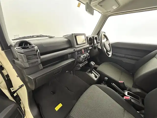 スズキ ジムニー XL 道央・札幌 2022(令4)年 2万km シフォンアイボリーM ・４WD/・寒冷地仕様/・純正SDナビ/・CD/DVD/SD/BT/・フルセグTV/・コーナーセンサー/・横滑り防止装置/・アイドリングストップ/・D+N席シートヒーター/・ハロゲンヘッドライト/・オートライト/・純正フロアマット/・プッシュスタート/・スマートキー/・スペアキー/・保証書