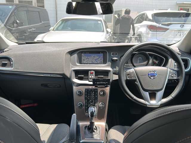 ボルボ Ｖ４０ クロスカントリー T4 ノルディック 東京都 2014(平26)年 4.2万km ロウカッパーM ワンオーナー/フルセグテレビ/バックカメラ/アイドリングストップ/プッシュスタート/クルーズコントロール/ETC/カーテンエアバック/ルーフレール