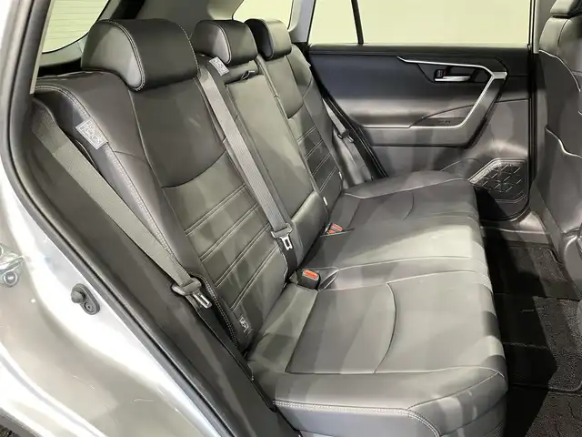 トヨタ ＲＡＶ４ ハイブリッドG 愛知県 2019(令1)年 3.5万km シルバーメタリック 純正９インチナビ/衝突軽減ブレーキ/レーントレーシングアシスト/ブラインドスポットモニター/クリアランスソナー/先行車発進告知/レーダークルーズコントロール/パワーバックドア/シートヒーター/シートメモリー/ビルトインＥＴＣ２．０/バックカメラ/ハンドルヒーター/ドライブレコーダー/デジタルインナーミラー/純正フロアマット/オートハイビーム