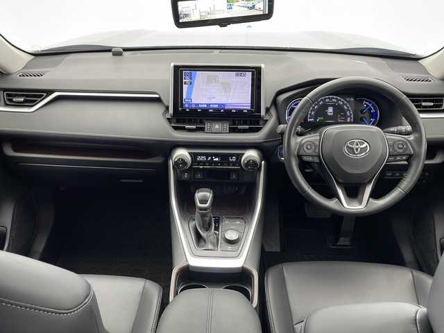トヨタ ＲＡＶ４ ハイブリッドG 千葉県 2019(令1)年 3.5万km シルバーメタリック 衝突被害軽減システム/レーンキープアシスト/ブラインドスポットモニター/レーダークルーズコントロール/デジタルインナーミラー/純正9インチSDナビ（NSZT-Y68T）/　（Bluetooth/CD/フルセグTV）/バックカメラ/純正ビルトインETC2.0/ドライブレコーダー（前方のみ）/アイドリングストップ/MTモード付AT/100V充電/パワーステアリング/ステアリングヒーター/パワーシート（D席）/シートヒーター（D/N席）/純正フロアマット/電格ミラー/純正サイドバイザー/オートハイビーム/LEDヘッドライト/フォグランプ/社外17インチアルミホイール