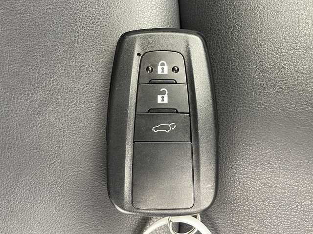 トヨタ ＲＡＶ４ ハイブリッドG 千葉県 2019(令1)年 3.5万km シルバーメタリック 衝突被害軽減システム/レーンキープアシスト/ブラインドスポットモニター/レーダークルーズコントロール/デジタルインナーミラー/純正9インチSDナビ（NSZT-Y68T）/　（Bluetooth/CD/フルセグTV）/バックカメラ/純正ビルトインETC2.0/ドライブレコーダー（前方のみ）/アイドリングストップ/MTモード付AT/100V充電/パワーステアリング/ステアリングヒーター/パワーシート（D席）/シートヒーター（D/N席）/純正フロアマット/電格ミラー/純正サイドバイザー/オートハイビーム/LEDヘッドライト/フォグランプ/社外17インチアルミホイール
