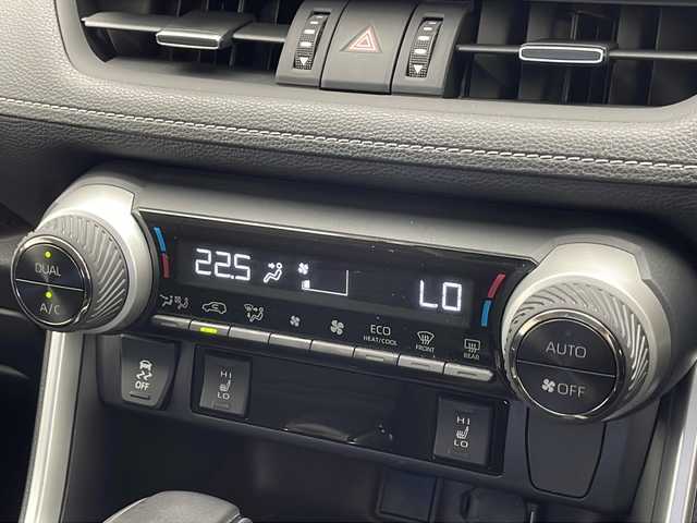 トヨタ ＲＡＶ４ ハイブリッドG 千葉県 2019(令1)年 3.5万km シルバーメタリック 衝突被害軽減システム/レーンキープアシスト/ブラインドスポットモニター/レーダークルーズコントロール/デジタルインナーミラー/純正9インチSDナビ（NSZT-Y68T）/　（Bluetooth/CD/フルセグTV）/バックカメラ/純正ビルトインETC2.0/ドライブレコーダー（前方のみ）/アイドリングストップ/MTモード付AT/100V充電/パワーステアリング/ステアリングヒーター/パワーシート（D席）/シートヒーター（D/N席）/純正フロアマット/電格ミラー/純正サイドバイザー/オートハイビーム/LEDヘッドライト/フォグランプ/社外17インチアルミホイール
