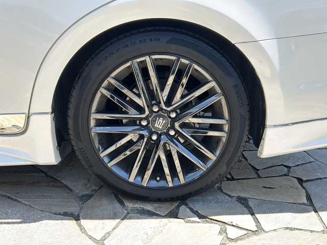 トヨタ クラウン アスリート S 静岡県 2013(平25)年 6.4万km ホワイトパールクリスタルシャイン 純正メーカーナビ/・AM/・FM/・DISC/・HDD/・USB/・Bluetooth/・フルセグＴＶ/主要装備/・バックカメラ/・リアスポイラー/・ＥＴＣ/・クルーズコントロール/・ＨＩＤヘッドライト/・オートライト/・フォグランプ/・横滑り防止装置/・サイドカーテンエアバッグ/・運転席＋助手席パワーシート/・ＭＴモード付ＡＴ/・１８インチ純正ＡＷ/・純正フロアマット/・パワーウィンドウ(全席オート)