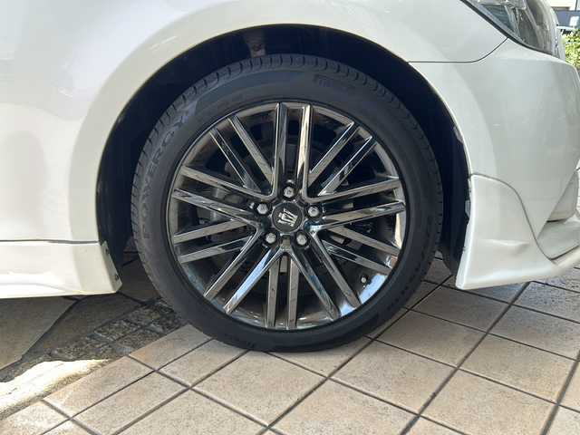 トヨタ クラウン アスリート S 静岡県 2013(平25)年 6.4万km ホワイトパールクリスタルシャイン 純正メーカーナビ/・AM/・FM/・DISC/・HDD/・USB/・Bluetooth/・フルセグＴＶ/主要装備/・バックカメラ/・リアスポイラー/・ＥＴＣ/・クルーズコントロール/・ＨＩＤヘッドライト/・オートライト/・フォグランプ/・横滑り防止装置/・サイドカーテンエアバッグ/・運転席＋助手席パワーシート/・ＭＴモード付ＡＴ/・１８インチ純正ＡＷ/・純正フロアマット/・パワーウィンドウ(全席オート)