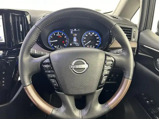 日産 エルグランド 250HWS S アーバンクロム 愛知県 2023(令5)年 3.4万km 黒 360°セーフティアシスト/　・インテリジェント FCW/　・インテリジェント BSI/　・ハイビームアシスト/　・インテリジェントエマージョンブレーキ/　・踏み間違い衝突防止アシスト/　・インテリジェントクルーズコントロール/　・インテリジェントアラウンドビューモニター/　・RCTA（後退時車両検知警報）/　・インテリジェントLI+LDW/　・標識検知機能/ステアリングスイッチ＋日産オリジナルナビゲーション取付パッケージ/ワンタッチスライドドア＋リモコンオートバックドア/ISOFIX対応/純正10インチナビゲーションシステム/　（Bluetooth/CD/DVD/Blu-ray/フルセグTV/HDMI）/本革・木目調ステアリング/ハーフレザーシート/電動リアゲード/ドライブレコーダー/純正LEDライト/フォグランプ/ドライブレコーダー/オートライト