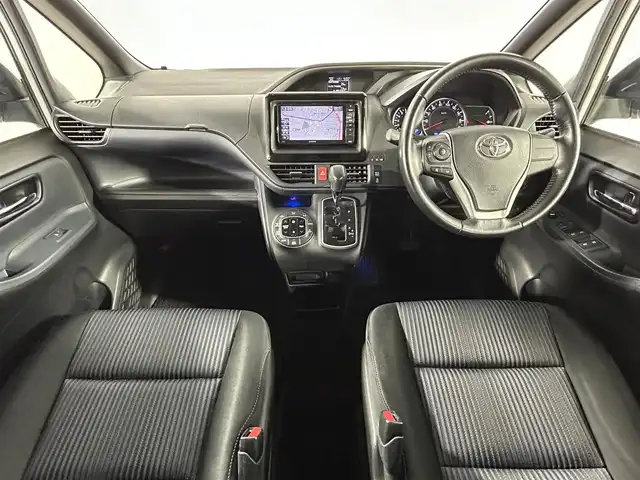 トヨタ ヴォクシー ZS 煌 佐賀県 2015(平27)年 7.3万km ホワイトパールクリスタルシャイン 社外7型ナビ/Bluetooth/CD/DVD/フルセグTV/フリップダウンモニター/バックカメラ/オートライト/横滑り防止/両側電動スライドドア/LEDヘッドライト/フォグランプ/ETC/ドアバイザー/純正16インチアルミホイール/スマートキー/プッシュスタート/リアサンシェード