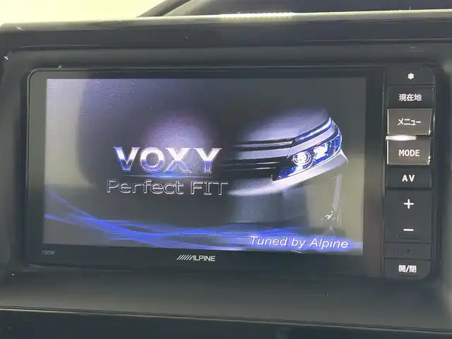 トヨタ ヴォクシー ZS 煌 佐賀県 2015(平27)年 7.3万km ホワイトパールクリスタルシャイン 社外7型ナビ/Bluetooth/CD/DVD/フルセグTV/フリップダウンモニター/バックカメラ/オートライト/横滑り防止/両側電動スライドドア/LEDヘッドライト/フォグランプ/ETC/ドアバイザー/純正16インチアルミホイール/スマートキー/プッシュスタート/リアサンシェード