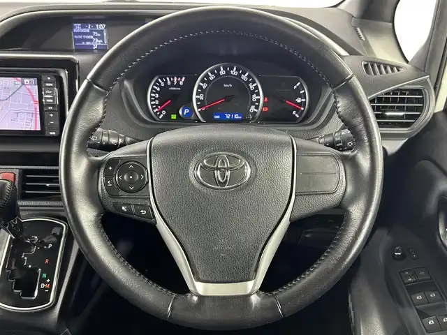 トヨタ ヴォクシー ZS 煌 佐賀県 2015(平27)年 7.3万km ホワイトパールクリスタルシャイン 社外7型ナビ/Bluetooth/CD/DVD/フルセグTV/フリップダウンモニター/バックカメラ/オートライト/横滑り防止/両側電動スライドドア/LEDヘッドライト/フォグランプ/ETC/ドアバイザー/純正16インチアルミホイール/スマートキー/プッシュスタート/リアサンシェード