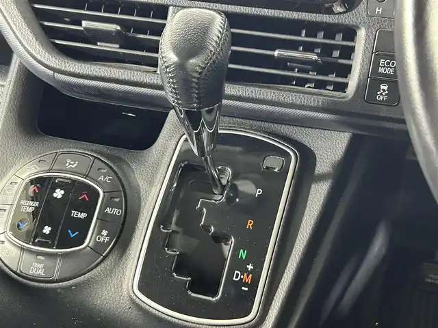 トヨタ ヴォクシー ZS 煌 佐賀県 2015(平27)年 7.3万km ホワイトパールクリスタルシャイン 社外7型ナビ/Bluetooth/CD/DVD/フルセグTV/フリップダウンモニター/バックカメラ/オートライト/横滑り防止/両側電動スライドドア/LEDヘッドライト/フォグランプ/ETC/ドアバイザー/純正16インチアルミホイール/スマートキー/プッシュスタート/リアサンシェード
