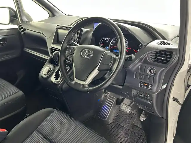 トヨタ ヴォクシー ZS 煌 佐賀県 2015(平27)年 7.3万km ホワイトパールクリスタルシャイン 社外7型ナビ/Bluetooth/CD/DVD/フルセグTV/フリップダウンモニター/バックカメラ/オートライト/横滑り防止/両側電動スライドドア/LEDヘッドライト/フォグランプ/ETC/ドアバイザー/純正16インチアルミホイール/スマートキー/プッシュスタート/リアサンシェード
