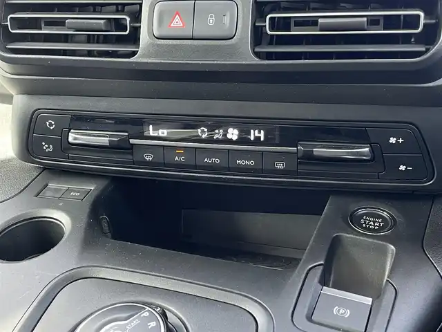 シトロエン ベルランゴ シャイン 三重県 2021(令3)年 3.2万km サーブル ワンオーナー車/マルチパノラマルーフ/純正ディスプレイオーディオ/カープレイ・アンドロイドオート/クルーズコントロール/BSM/LKA/スマートキー/ドライブレコーダー/インテリジェントハイビーム/バックカメラ　/ETC/純正16インチアルミ
