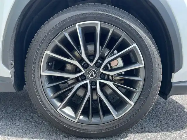 レクサス ＮＸ 350h バージョンL 滋賀県 2023(令5)年 2.5万km ソニッククォーツ サンルーフ/マークレビンソン/純正ナビ/（AM/FM/ミラキャスト/フルセグ/USB/Bluetooth）/赤革シート/運転席・助手席シートヒーター/運転席・助手席ベンチレーション/運転席メモリー付きパワーシート/電子パーキングブレーキ/ブレーキホールド/デジタルインナーミラー/パワーバックドア/全周囲・バックカメラ/ETC/プリクラッシュブレーキアシスト/横滑り防止装置/レーンキープアシスト/車線逸脱抑制/レーダークルーズコントロール/ブラインドスポットモニター/ヘッドアップディスプレイ/革巻きステアリング/ステアリングスイッチ/電動格納ミラー/ミラーヒーター/オートライト/オートハイビーム/LEDヘッドライト/テレビキャンセラー/プッシュスタート/スマートキー/純正ドアバイザー/純正フロアマット/ノーマル/エコ/スポーツ/モード切替