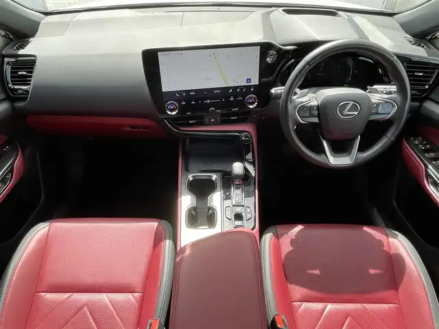 レクサス ＮＸ 350h バージョンL 滋賀県 2023(令5)年 2.5万km ソニッククォーツ サンルーフ/マークレビンソン/純正ナビ/（AM/FM/ミラキャスト/フルセグ/USB/Bluetooth）/赤革シート/運転席・助手席シートヒーター/運転席・助手席ベンチレーション/運転席メモリー付きパワーシート/電子パーキングブレーキ/ブレーキホールド/デジタルインナーミラー/パワーバックドア/全周囲・バックカメラ/ETC/プリクラッシュブレーキアシスト/横滑り防止装置/レーンキープアシスト/車線逸脱抑制/レーダークルーズコントロール/ブラインドスポットモニター/ヘッドアップディスプレイ/革巻きステアリング/ステアリングスイッチ/電動格納ミラー/ミラーヒーター/オートライト/オートハイビーム/LEDヘッドライト/テレビキャンセラー/プッシュスタート/スマートキー/純正ドアバイザー/純正フロアマット/ノーマル/エコ/スポーツ/モード切替