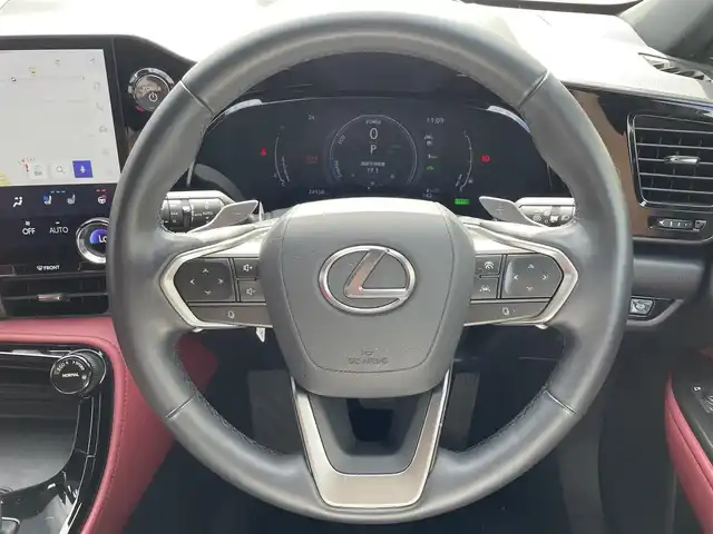 レクサス ＮＸ 350h バージョンL 滋賀県 2023(令5)年 2.5万km ソニッククォーツ サンルーフ/マークレビンソン/純正ナビ/（AM/FM/ミラキャスト/フルセグ/USB/Bluetooth）/赤革シート/運転席・助手席シートヒーター/運転席・助手席ベンチレーション/運転席メモリー付きパワーシート/電子パーキングブレーキ/ブレーキホールド/デジタルインナーミラー/パワーバックドア/全周囲・バックカメラ/ETC/プリクラッシュブレーキアシスト/横滑り防止装置/レーンキープアシスト/車線逸脱抑制/レーダークルーズコントロール/ブラインドスポットモニター/ヘッドアップディスプレイ/革巻きステアリング/ステアリングスイッチ/電動格納ミラー/ミラーヒーター/オートライト/オートハイビーム/LEDヘッドライト/テレビキャンセラー/プッシュスタート/スマートキー/純正ドアバイザー/純正フロアマット/ノーマル/エコ/スポーツ/モード切替