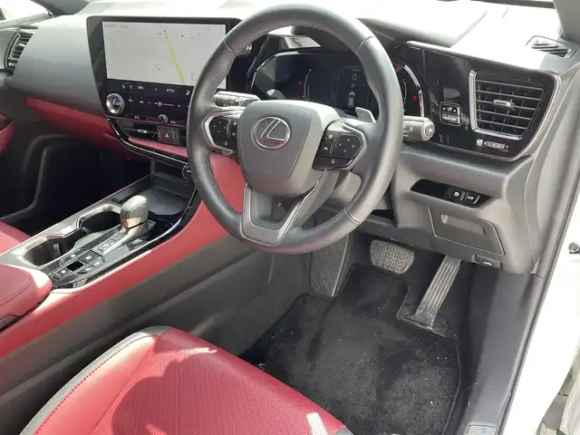 レクサス ＮＸ 350h バージョンL 滋賀県 2023(令5)年 2.5万km ソニッククォーツ サンルーフ/マークレビンソン/純正ナビ/（AM/FM/ミラキャスト/フルセグ/USB/Bluetooth）/赤革シート/運転席・助手席シートヒーター/運転席・助手席ベンチレーション/運転席メモリー付きパワーシート/電子パーキングブレーキ/ブレーキホールド/デジタルインナーミラー/パワーバックドア/全周囲・バックカメラ/ETC/プリクラッシュブレーキアシスト/横滑り防止装置/レーンキープアシスト/車線逸脱抑制/レーダークルーズコントロール/ブラインドスポットモニター/ヘッドアップディスプレイ/革巻きステアリング/ステアリングスイッチ/電動格納ミラー/ミラーヒーター/オートライト/オートハイビーム/LEDヘッドライト/テレビキャンセラー/プッシュスタート/スマートキー/純正ドアバイザー/純正フロアマット/ノーマル/エコ/スポーツ/モード切替
