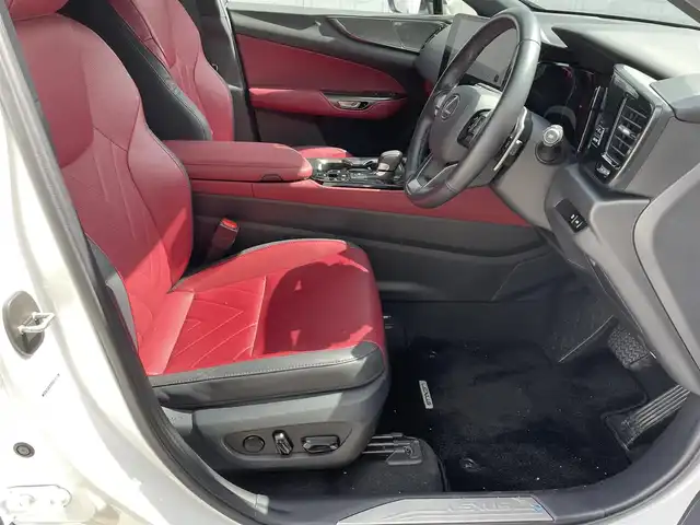 レクサス ＮＸ 350h バージョンL 滋賀県 2023(令5)年 2.5万km ソニッククォーツ サンルーフ/マークレビンソン/純正ナビ/（AM/FM/ミラキャスト/フルセグ/USB/Bluetooth）/赤革シート/運転席・助手席シートヒーター/運転席・助手席ベンチレーション/運転席メモリー付きパワーシート/電子パーキングブレーキ/ブレーキホールド/デジタルインナーミラー/パワーバックドア/全周囲・バックカメラ/ETC/プリクラッシュブレーキアシスト/横滑り防止装置/レーンキープアシスト/車線逸脱抑制/レーダークルーズコントロール/ブラインドスポットモニター/ヘッドアップディスプレイ/革巻きステアリング/ステアリングスイッチ/電動格納ミラー/ミラーヒーター/オートライト/オートハイビーム/LEDヘッドライト/テレビキャンセラー/プッシュスタート/スマートキー/純正ドアバイザー/純正フロアマット/ノーマル/エコ/スポーツ/モード切替