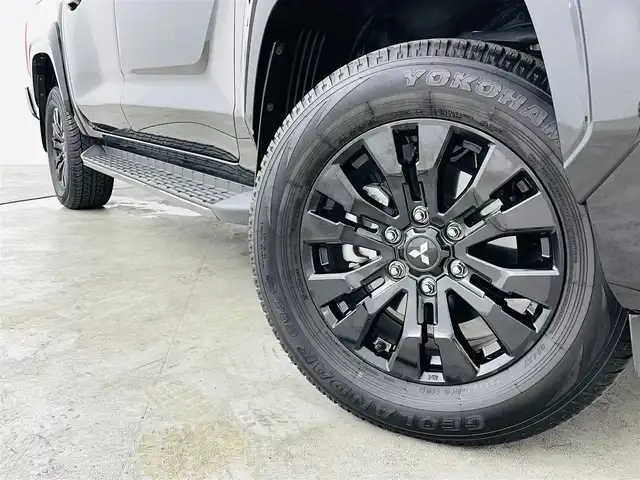 三菱 トライトン GSR 福島県 2024(令6)年 0.6万km ダイヤモンドブラックマイカ ｅ－Ａｓｓｉｓｔ　/・BSM/・標識認識機能/・パーキングセンサー/・レーンキープアシスト/・レーダークルーズコントロール/純正ナビ　/全方位カメラ　/レザーシート　/・パワーシート　/・シートヒーター　/・ステアリングヒーター　/ダウンヒルアシストコントロール　/革巻きステアリング　/・ステアリングスイッチ　/・チルトステアリング/ルーフレール/・サイドステップ/プッシュスタート/・スマートキー/・スペアキー/LEDライト/・オートライト/・フォグライト/純正フロアマット/電動格納ミラー
