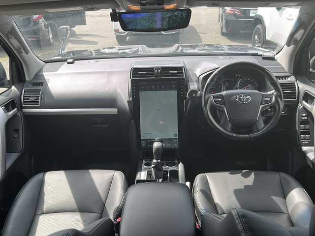 トヨタ ランドクルーザー プラド TX Lパッケージ マットブラED 佐賀県 2023(令5)年 2万km アティチュードブラックマイカ 電動ムーンルーフ/黒革シート/社外センターインフォメーションディスプレイオーディオ/・AM/FM/GoogleMap/YoutubeMusic/バックカメラ/リフトアップ/ヒッチメンバー/前後ドライブレコーダー機能付デジタルインナーミラー/ビルトインETC/DN席パワーシート/シートヒーター/シートベンチレーション/ISOFIX対応/革巻きステアリング/ステアリングリモコン/純正18インチアルミホイール/純正LEDヘッドライト/・オートマチックハイビーム/純正LEDフォグランプ/純正オールシーズンフロアマット/新車保証書/取扱説明書/スペアキー１本/トヨタセーフティセンス/・レーダークルーズコントロール/・レーンディパーチャーアラート/・プリクラッシュセーフティ/・先行車発進お知らせ機能/・クリアランスソナー/・ロードサインアシスト