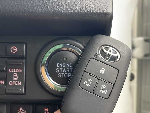 トヨタ ルーミー カスタムG 秋田県 2024(令6)年 1.4万km パールホワイトⅢ 4WD/社外メモリナビ　/フルセグTV/Bluetooth/AM/FM//両側パワースライドドア　/バックカメラ　/寒冷地仕様　/衝突被害軽減システム　/レーダークルーズコントロール　/横滑り防止装置　/LEDヘッドライト　/前後コーナーセンサー　/スペアキー　/ETC/LEDフォグランプ/アイドリングストップ/オートブレーキホールド/スマートキー