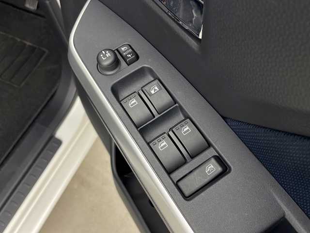 トヨタ ルーミー カスタムG 秋田県 2024(令6)年 1.4万km パールホワイトⅢ 4WD/社外メモリナビ　/フルセグTV/Bluetooth/AM/FM//両側パワースライドドア　/バックカメラ　/寒冷地仕様　/衝突被害軽減システム　/レーダークルーズコントロール　/横滑り防止装置　/LEDヘッドライト　/前後コーナーセンサー　/スペアキー　/ETC/LEDフォグランプ/アイドリングストップ/オートブレーキホールド/スマートキー