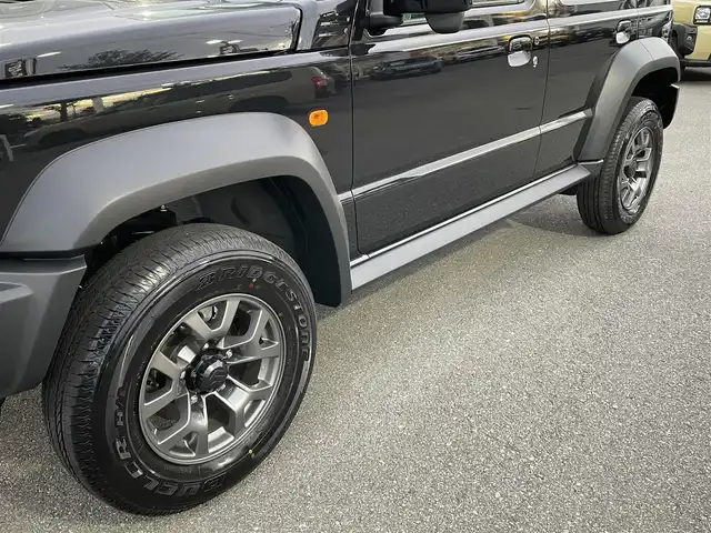 スズキ ジムニー ノマド FC 長野県 2025(令7)年 0.1千km 黒 切替４WDオートマ/ワンオーナー/前席シートヒーター/アイドリングストップ/オートマチックハイビーム/ダウンヒルアシストコントロール/横滑り防止/衝突被害軽減システム/ヘッドライトウォッシャー/クリアランスソナー/クルーズコントロール/純正アルミホイール/取扱説明書/保証書/スペアキー/プッシュスタート/スマートキー