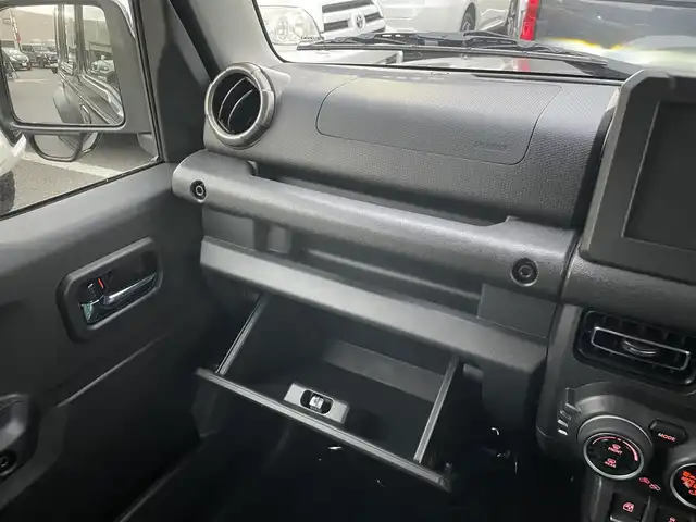 スズキ ジムニー ノマド FC 長野県 2025(令7)年 0.1千km 黒 切替４WDオートマ/ワンオーナー/前席シートヒーター/アイドリングストップ/オートマチックハイビーム/ダウンヒルアシストコントロール/横滑り防止/衝突被害軽減システム/ヘッドライトウォッシャー/クリアランスソナー/クルーズコントロール/純正アルミホイール/取扱説明書/保証書/スペアキー/プッシュスタート/スマートキー