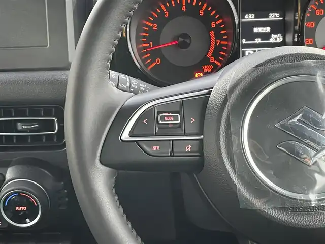 スズキ ジムニー ノマド FC 長野県 2025(令7)年 0.1千km 黒 切替４WDオートマ/ワンオーナー/前席シートヒーター/アイドリングストップ/オートマチックハイビーム/ダウンヒルアシストコントロール/横滑り防止/衝突被害軽減システム/ヘッドライトウォッシャー/クリアランスソナー/クルーズコントロール/純正アルミホイール/取扱説明書/保証書/スペアキー/プッシュスタート/スマートキー