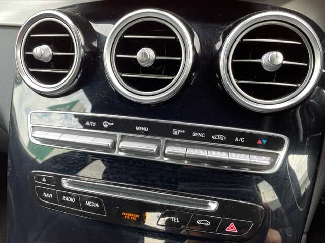 メルセデス・ベンツ ＧＬＣ２５０ 4マチック スポーツ 神奈川県 2016(平28)年 1.9万km イリジウムシルバー ワンオーナー	/純正HDDナビ/・DTV/CD/DVD/MSV/BT		/全方位カメラ/ヘッドアップディスプレィ	/ビルトインETC【DSRC】		/ハーフレザーシート/前席パワーシート（D席メモリー付）		/前席シートヒーター/パワーバックドア/パークトロニック/ルーフレール/純正19インチAW/レーダーセーフティパッケージ	/・ブレーキアシストプラス/・後方衝突警告システム/・アクティブレーンキーピングアシスト/・ディストロニックプラス/アクティブブラインドスポットアシスト/アイドリングストップ/プッシュEgスタート/ストップ/スマートキー×2/オートライト/純正LEDヘッドライト/バックフォグ		/パドルシフト付皮巻きステアリング/ターンランプ付電動格納ドアミラー/純正フロアマット	/取扱説明書　	/新車時保証書