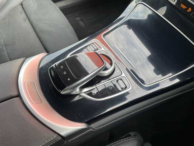 メルセデス・ベンツ ＧＬＣ２５０ 4マチック スポーツ 神奈川県 2016(平28)年 1.9万km イリジウムシルバー ワンオーナー	/純正HDDナビ/・DTV/CD/DVD/MSV/BT		/全方位カメラ/ヘッドアップディスプレィ	/ビルトインETC【DSRC】		/ハーフレザーシート/前席パワーシート（D席メモリー付）		/前席シートヒーター/パワーバックドア/パークトロニック/ルーフレール/純正19インチAW/レーダーセーフティパッケージ	/・ブレーキアシストプラス/・後方衝突警告システム/・アクティブレーンキーピングアシスト/・ディストロニックプラス/アクティブブラインドスポットアシスト/アイドリングストップ/プッシュEgスタート/ストップ/スマートキー×2/オートライト/純正LEDヘッドライト/バックフォグ		/パドルシフト付皮巻きステアリング/ターンランプ付電動格納ドアミラー/純正フロアマット	/取扱説明書　	/新車時保証書