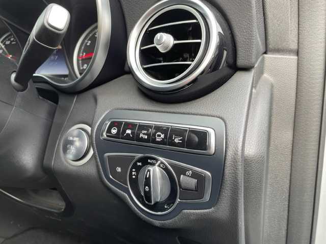 メルセデス・ベンツ ＧＬＣ２５０ 4マチック スポーツ 神奈川県 2016(平28)年 1.9万km イリジウムシルバー ワンオーナー	/純正HDDナビ/・DTV/CD/DVD/MSV/BT		/全方位カメラ/ヘッドアップディスプレィ	/ビルトインETC【DSRC】		/ハーフレザーシート/前席パワーシート（D席メモリー付）		/前席シートヒーター/パワーバックドア/パークトロニック/ルーフレール/純正19インチAW/レーダーセーフティパッケージ	/・ブレーキアシストプラス/・後方衝突警告システム/・アクティブレーンキーピングアシスト/・ディストロニックプラス/アクティブブラインドスポットアシスト/アイドリングストップ/プッシュEgスタート/ストップ/スマートキー×2/オートライト/純正LEDヘッドライト/バックフォグ		/パドルシフト付皮巻きステアリング/ターンランプ付電動格納ドアミラー/純正フロアマット	/取扱説明書　	/新車時保証書