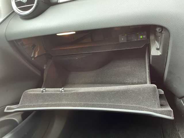 メルセデス・ベンツ ＧＬＣ２５０ 4マチック スポーツ 神奈川県 2016(平28)年 1.9万km イリジウムシルバー ワンオーナー	/純正HDDナビ/・DTV/CD/DVD/MSV/BT		/全方位カメラ/ヘッドアップディスプレィ	/ビルトインETC【DSRC】		/ハーフレザーシート/前席パワーシート（D席メモリー付）		/前席シートヒーター/パワーバックドア/パークトロニック/ルーフレール/純正19インチAW/レーダーセーフティパッケージ	/・ブレーキアシストプラス/・後方衝突警告システム/・アクティブレーンキーピングアシスト/・ディストロニックプラス/アクティブブラインドスポットアシスト/アイドリングストップ/プッシュEgスタート/ストップ/スマートキー×2/オートライト/純正LEDヘッドライト/バックフォグ		/パドルシフト付皮巻きステアリング/ターンランプ付電動格納ドアミラー/純正フロアマット	/取扱説明書　	/新車時保証書