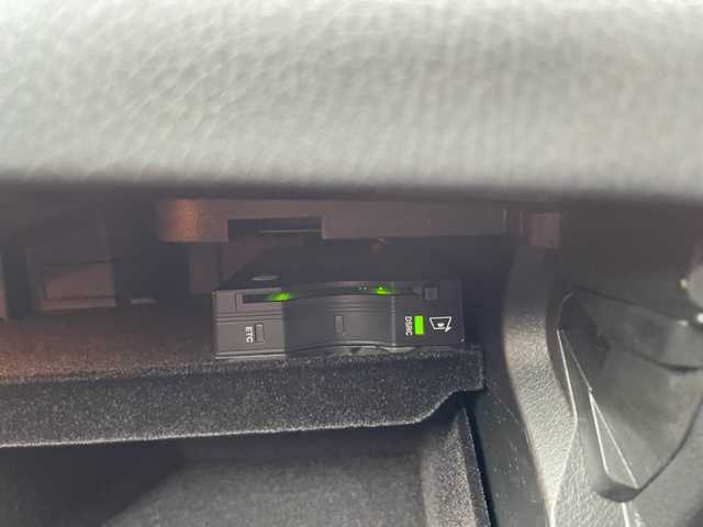 メルセデス・ベンツ ＧＬＣ２５０ 4マチック スポーツ 神奈川県 2016(平28)年 1.9万km イリジウムシルバー ワンオーナー	/純正HDDナビ/・DTV/CD/DVD/MSV/BT		/全方位カメラ/ヘッドアップディスプレィ	/ビルトインETC【DSRC】		/ハーフレザーシート/前席パワーシート（D席メモリー付）		/前席シートヒーター/パワーバックドア/パークトロニック/ルーフレール/純正19インチAW/レーダーセーフティパッケージ	/・ブレーキアシストプラス/・後方衝突警告システム/・アクティブレーンキーピングアシスト/・ディストロニックプラス/アクティブブラインドスポットアシスト/アイドリングストップ/プッシュEgスタート/ストップ/スマートキー×2/オートライト/純正LEDヘッドライト/バックフォグ		/パドルシフト付皮巻きステアリング/ターンランプ付電動格納ドアミラー/純正フロアマット	/取扱説明書　	/新車時保証書