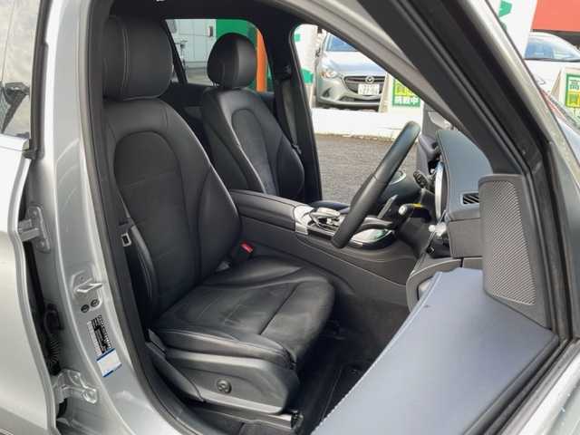 メルセデス・ベンツ ＧＬＣ２５０ 4マチック スポーツ 神奈川県 2016(平28)年 1.9万km イリジウムシルバー ワンオーナー	/純正HDDナビ/・DTV/CD/DVD/MSV/BT		/全方位カメラ/ヘッドアップディスプレィ	/ビルトインETC【DSRC】		/ハーフレザーシート/前席パワーシート（D席メモリー付）		/前席シートヒーター/パワーバックドア/パークトロニック/ルーフレール/純正19インチAW/レーダーセーフティパッケージ	/・ブレーキアシストプラス/・後方衝突警告システム/・アクティブレーンキーピングアシスト/・ディストロニックプラス/アクティブブラインドスポットアシスト/アイドリングストップ/プッシュEgスタート/ストップ/スマートキー×2/オートライト/純正LEDヘッドライト/バックフォグ		/パドルシフト付皮巻きステアリング/ターンランプ付電動格納ドアミラー/純正フロアマット	/取扱説明書　	/新車時保証書