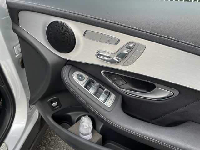 メルセデス・ベンツ ＧＬＣ２５０ 4マチック スポーツ 神奈川県 2016(平28)年 1.9万km イリジウムシルバー ワンオーナー	/純正HDDナビ/・DTV/CD/DVD/MSV/BT		/全方位カメラ/ヘッドアップディスプレィ	/ビルトインETC【DSRC】		/ハーフレザーシート/前席パワーシート（D席メモリー付）		/前席シートヒーター/パワーバックドア/パークトロニック/ルーフレール/純正19インチAW/レーダーセーフティパッケージ	/・ブレーキアシストプラス/・後方衝突警告システム/・アクティブレーンキーピングアシスト/・ディストロニックプラス/アクティブブラインドスポットアシスト/アイドリングストップ/プッシュEgスタート/ストップ/スマートキー×2/オートライト/純正LEDヘッドライト/バックフォグ		/パドルシフト付皮巻きステアリング/ターンランプ付電動格納ドアミラー/純正フロアマット	/取扱説明書　	/新車時保証書