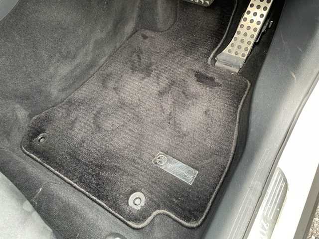 メルセデス・ベンツ ＧＬＣ２５０ 4マチック スポーツ 神奈川県 2016(平28)年 1.9万km イリジウムシルバー ワンオーナー	/純正HDDナビ/・DTV/CD/DVD/MSV/BT		/全方位カメラ/ヘッドアップディスプレィ	/ビルトインETC【DSRC】		/ハーフレザーシート/前席パワーシート（D席メモリー付）		/前席シートヒーター/パワーバックドア/パークトロニック/ルーフレール/純正19インチAW/レーダーセーフティパッケージ	/・ブレーキアシストプラス/・後方衝突警告システム/・アクティブレーンキーピングアシスト/・ディストロニックプラス/アクティブブラインドスポットアシスト/アイドリングストップ/プッシュEgスタート/ストップ/スマートキー×2/オートライト/純正LEDヘッドライト/バックフォグ		/パドルシフト付皮巻きステアリング/ターンランプ付電動格納ドアミラー/純正フロアマット	/取扱説明書　	/新車時保証書