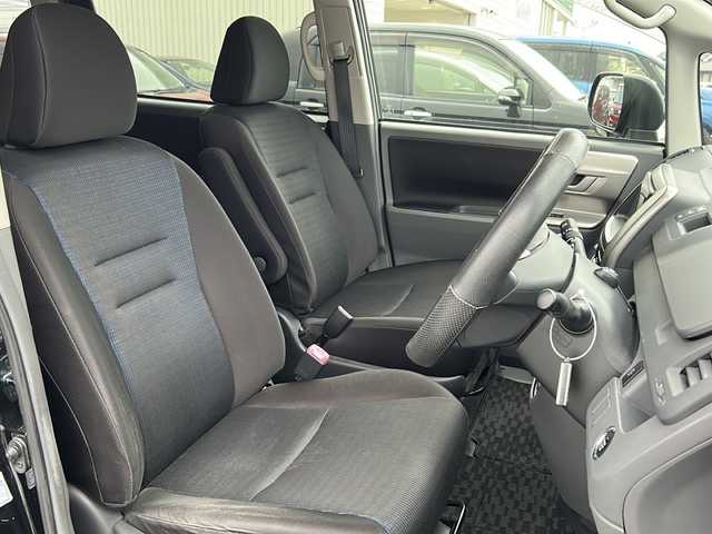 トヨタ ヴォクシー Z 栃木県 2009(平21)年 7.9万km ブラック 社外メモリナビ/品番:AVN-LS01W/Bluetooth/CD/DVD/フルセグTV/バックカメラ/盗難防止装置/ETC/ウィンカーミラー/ドアバイザー/両側パワースライドドア/HIDヘッドライト/フォグランプ/プッシュスタート/スマートキー/純正アルミホイール/純正フロアマット