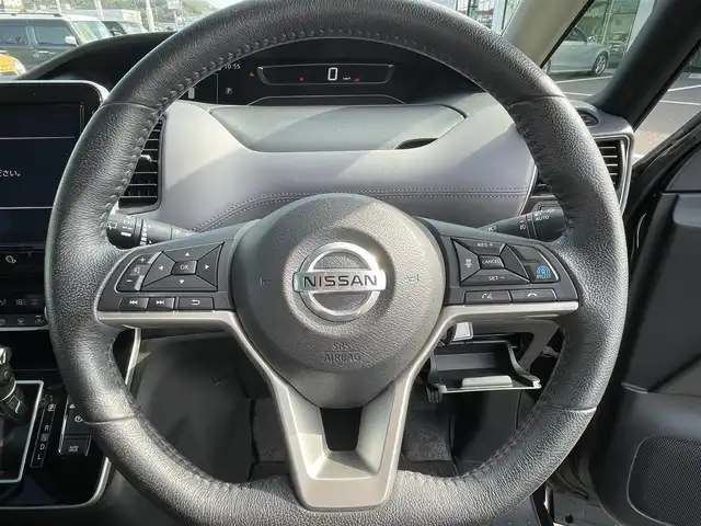 日産 セレナ ハイウェイスター V 岡山県 2019(令1)年 5.4万km ダイヤモンドブラック 登録時走行距離53138km/禁煙車/純正10インチナビ(MM519D-L)/　(CD/DVD/フルセグTV/Bluetooth)/フリップダウンモニター/全方位/フロント/両サイド/バックカメラ/プロパイロット/側方支援/後側方支援（BSM）/エマージェンシーブレーキ/速度標識表示/道路標識表示/駐車支援/ふらつき警報/ドライブレコーダー/ビルトインETC/両側パワースライドドア/革巻きステアリング/ステアリングスイッチ/純正LEDヘッドライト/フォグライト/オートライト/プッシュスタート/スマートキー/スペアキー×1/アイドリングストップ/純正アルミホイール 16インチ/ドアバイザー/ロールサンシェード/電動格納ミラー/純正フロアマット/横滑防止装置/盗難防止装置